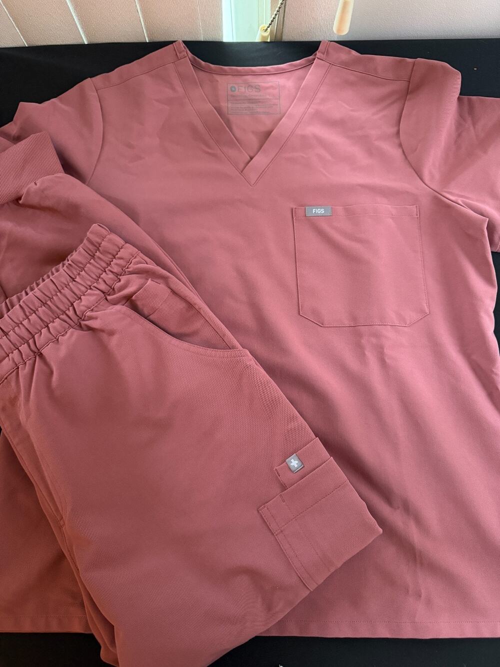 FIGS Women’s Scrub Set Size L Dusty Rose Pink V-Neck Top Jogger Pants